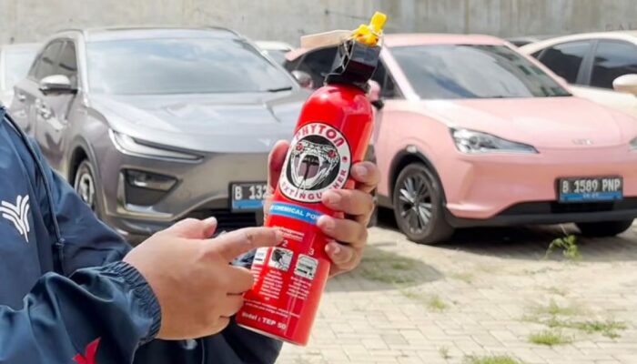 Kiat aman gunakan APAR pada mobil listrik