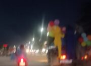 Aksi Berbahaya Anak Berkostum Badut Bergantung Berdiri di Mobil Tangki Air